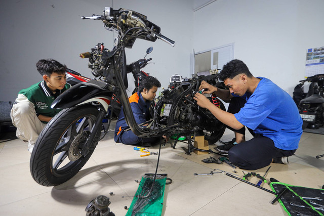 Teknisi mengkonversi sepeda motor berbahan bakar minyak menjadi sepeda motor listrik di Bengkel Elders Garage, Pancoran, Jakarta, Selasa (10/9/2024). Foto: Iqbal Firdaus/kumparan