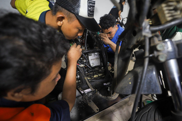 Teknisi mengkonversi sepeda motor berbahan bakar minyak menjadi sepeda motor listrik di Bengkel Elders Garage, Pancoran, Jakarta, Selasa (10/9/2024). Foto: Iqbal Firdaus/kumparan