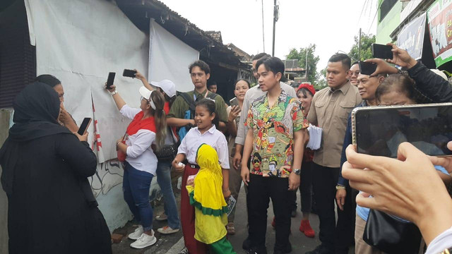 Wapres terpilih Gibran Rakabuming Raka blusukan bareng cawalkot dan Cawawali Solo Respati Ardi-Astrid Widayani, yang diusung KIM Plus di Kelurahan Sondakan, Pasar Kliwon Solo, Selasa (10/9/2024)
