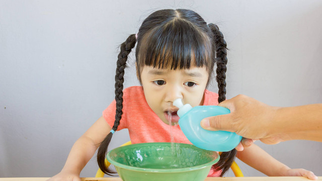 Ilustrasi Anak Cuci Hidung dengan Larutan Garam. Foto: Shutterstock