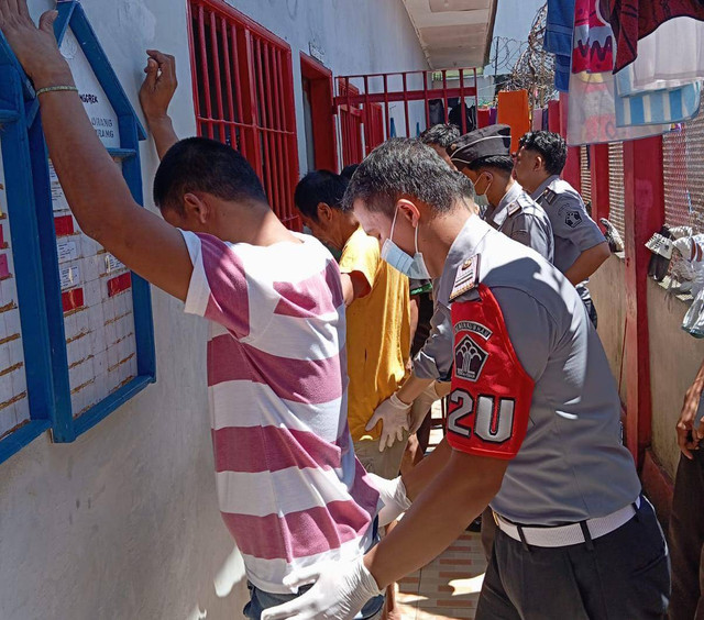 Petugas melakukan penggeledahan badan sebelum melaksanakan penggeledahan barang