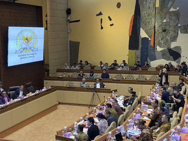 Anggota Komisi II DPR dari fraksi PDIP, Masinton Pasaribu (jas hitam di deretan paling bawah) di rapat kerja Komisi II DPR bersama KPU, Bawaslu dan BPIP di ruang rapat Komisi II DPR, Senayan, Jakarta, Jumat (10/9/2024). Foto: Luthfi Humam/kumparan