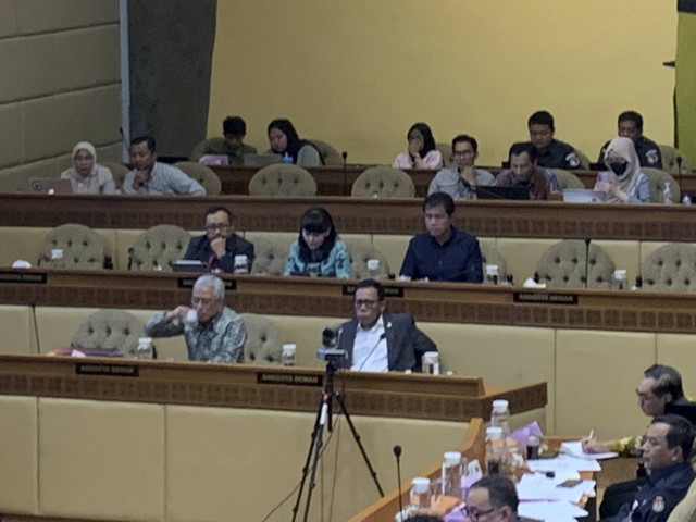 Anggota Komisi II DPR dari fraksi PDIP, Masinton Pasaribu (jas hitam di deretan paling bawah) di rapat kerja Komisi II DPR bersama KPU, Bawaslu dan BPIP di ruang rapat Komisi II DPR, Senayan, Jakarta, Jumat (10/9/2024). Foto: Luthfi Humam/kumparan