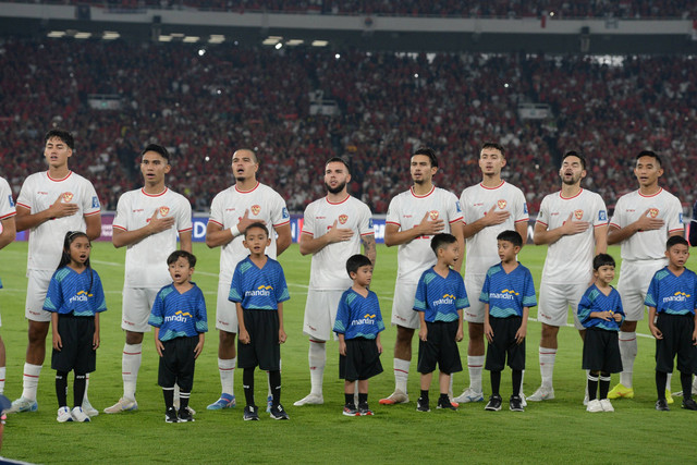 Pesepak bola Timnas Indonesia menyanyikan lagu Indonesia Raya sebelum melawan Timnas Australia dalam pertandingan Grup C putaran ketiga Kualifikasi Piala Dunia 2026 Zona Asia di Stadion Utama Gelora Bung Karno, Senayan, Jakarta, Selasa (10/9/2024). Foto: Hafidz Mubarak A/Antara Foto