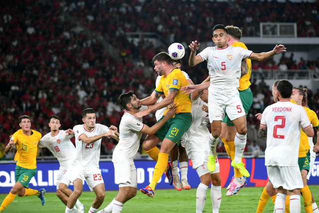 Pemain Timnas Indonesia Rizky Ridho berebut bola di udara dengan pesepak bola Timnas Australia Cameron Burgess pada laga Grup C putaran ketiga Kualifikasi Piala Dunia 2026 Zona Asia di Stadion Gelora Bung Karno, Senayan, Jakarta, Selasa (10/9/2024). Foto: Hafidz Mubarak A/Antara Foto
