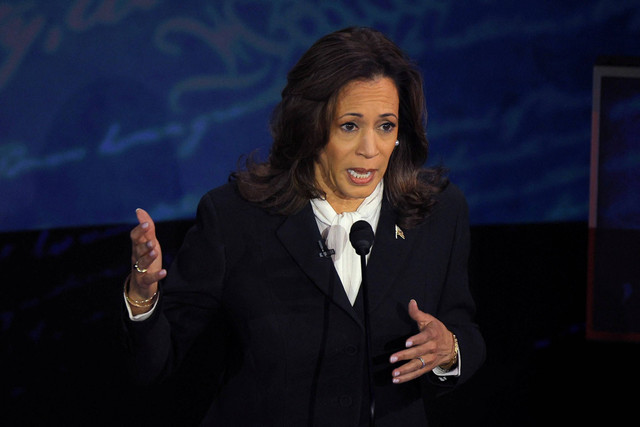 Calon presiden AS Kamala Harris menyampaikan pandangannya saat debat kedua Pemilu AS di National Constitution Center di Philadelphia, Amerika Serikat, Rabu (11/9/2024). Foto: Brian Snyder/REUTERS