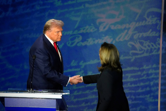 Eks Wakil Presiden AS Kamala Harris berjabat tangan dengan Presiden AS Donald Trump saat debat kedua Pemilu AS di National Constitution Center di Philadelphia, Amerika Serikat, Rabu (11/9/2024). Foto: Alex Brandon/AP Photo