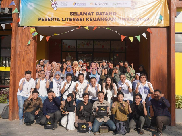Para peserta yang mengikuti kegiatan Community Development, Meningkatkan Literasi Keuangan dan Pemberdayaan UMKM yang digelar KB Bank di Perpustakaan Multikultural, Desa Muktiwari, Kabupaten Bekasi. Foto: Dok. KB Bank