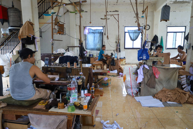 Sejumlah pekerja menyelesaikan pesanan jahitan pakaian di kawasan Mampang Prapatan, Jakarta, Rabu (11/9/2024). Foto: Iqbal Firdaus/kumparan
