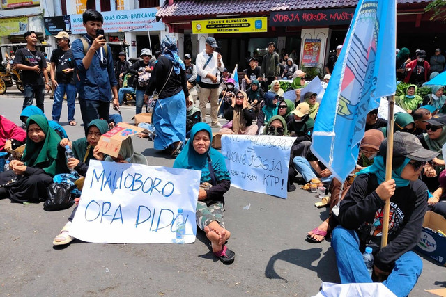 PKL Teras Malioboro gelar aksi demonstrasi di Jalan Malioboro, di depan pintu barat kompleks Kepatihan Pemda DIY, Rabu (11/9/2024). Foto: Arfiansyah Panji Purnandaru/kumparan