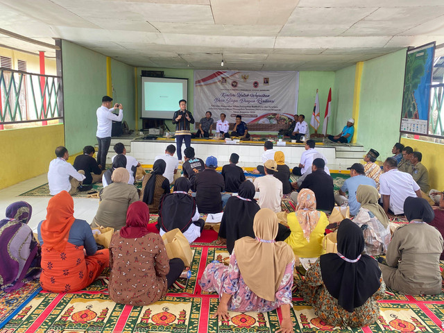 Plt Bupati Muna, Bachrun Labuta, tatap muka bersama warga Desa Labone. Foto: Dok Istimewa.