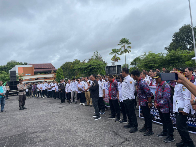 Ratusan Kades, BPD dan perangkat desa se-Kabupaten Sintang berdemo ke Kantor Bupati Sintang menuntut pembayaran tunjangan sesuai Perbup. Foto: Yusrizal Bota/Hi! Pontianak