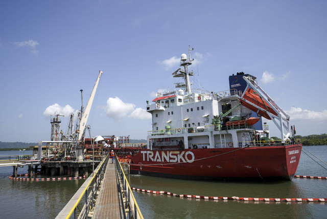 Kapal tanker milik PT Pertamina Trans Kontinental (TRANSKO) berlabuh di dermaga Kilang Pertamina Internasional (KPI) Unit Cilacap. Foto: Idhad Zakaria/ANTARA FOTO