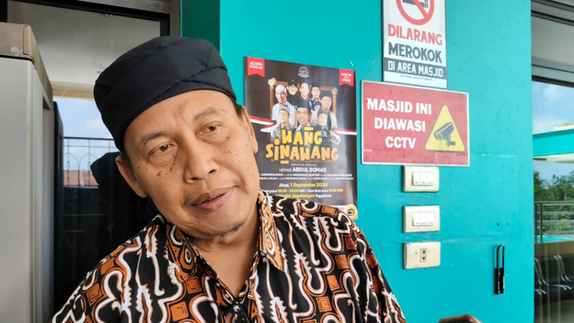 Ketua Dewan Syuro Masjid Jogokariyan Ustadz Muhammad Jazir menyampaikan keterangan kepada wartawan saat ditemui di Kemantren Mantrijeron, Kota Yogyakarta, Daerah Istimewa Yogyakarta, Kamis (12/9/2024). Foto: Arfiansyah Panji/kumparan
