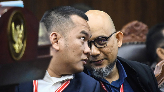 Pemohon Novel Baswedan (kanan) berbincang dengan Ketua IM 57+ Institute Praswad Nugraha (kiri) saat mengikuti sidang putusan tentang gugatan syarat usia calon pimpinan KPK di Gedung Mahkamah Konstitusi, Jakarta, Kamis (12/9/2024). Foto: Sulthony Hasanuddin/ANTARA FOTO 