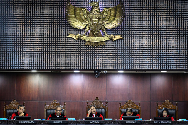 Ketua Mahkamah Konstitusi (MK) Suhartoyo (tengah) memimpin jalannya sidang putusan tentang gugatan syarat usia calon pimpinan KPK di Gedung Mahkamah Konstitusi, Jakarta, Kamis (12/9/2024). Foto: Sulthony Hasanuddin/ANTARA FOTO 