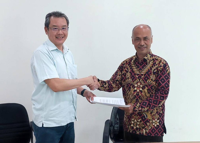 Direktur PT Nikorama Citra Tobacco, Johannes Djuhadi; bersama Direktur Bumdesma Singosari, Agus; dalam seremoni penandatanganan kerja sama pada Kamis (17/7). Foto: Istimewa