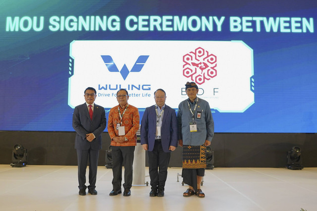 Wuling dan PT Bali-Kerthi Development Fund Ventura Teken MoU Dalam Rangka Pengembangan EV di Bali. Foto: dok. Wuling
