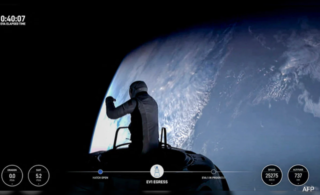 Jared Isaacman, jadi orang pertama yang spacewalk di antariksa. Foto: AFP/SpaceX