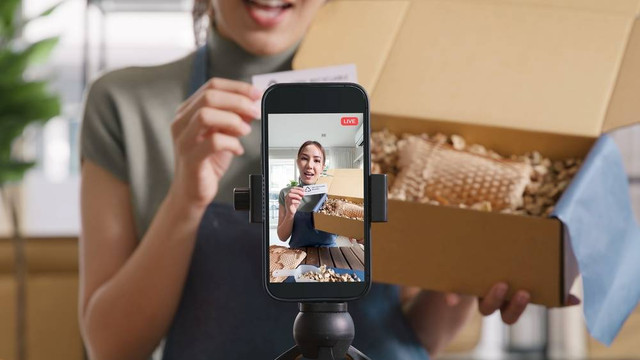Ilustrasi pelaku UMKM live streaming. Foto: Shutterstock