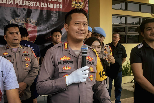 Kapolresta Bandung, Kombes Pol Kusworo Wibowo, saat rilis kasus perampokan kios BRI-Link di Mapolresta Bandung, Jumat (13/9). Foto: Robby Bouceu/kumparan