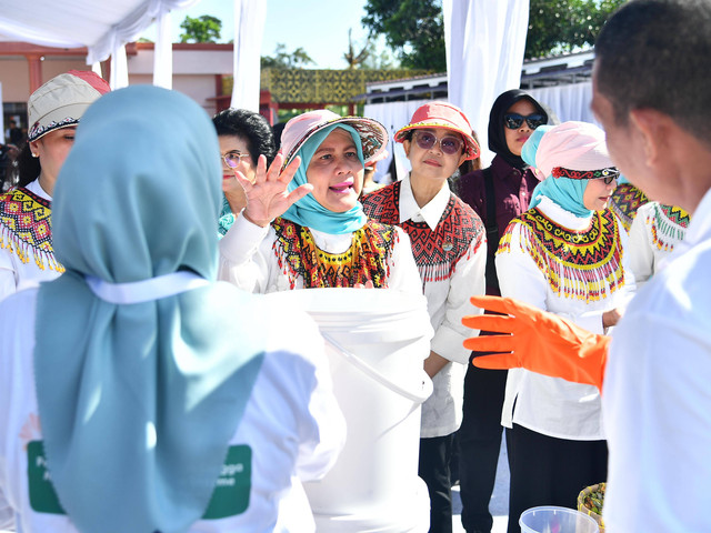 Ibu Negara Iriana Jokowi bersama Ibu-Ibu Organisasi Aksi Solidaritas Era Kabinet Indonesia Maju (OASE) mengunjungi booth showcase produk binaan Pertamina Group produk pengelolaan sampah di Kantor Kepala Desa Tengin Baru, Sepaku, Kabupaten Penajam Paser Utara, Kamis (12/09/2024). Foto: Dok. Pertamina
