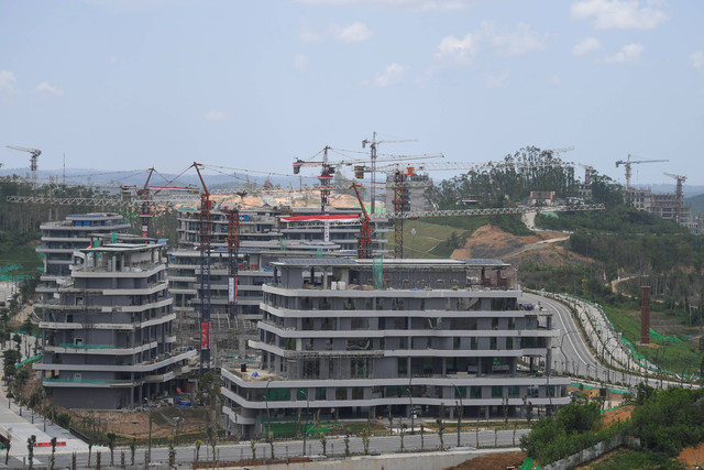 Suasana pembangunan di Kawasan Inti Pusat Pemerintahan (KIPP) terlihat dari Istana Garuda, Ibu Kota Nusantara (IKN), Penajam Paser Utara, Kalimantan Timur, Jumat (13/09/2024). Foto: M Risyal Hidayat/ANTARA FOTO