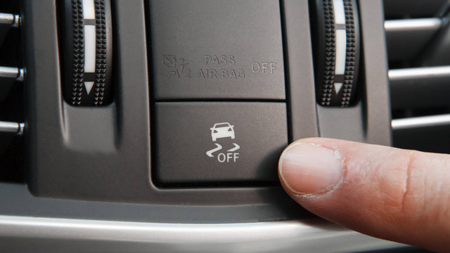 Ilustrasi  Electronic Stability Control  (ESC). Foto: Shutterstock