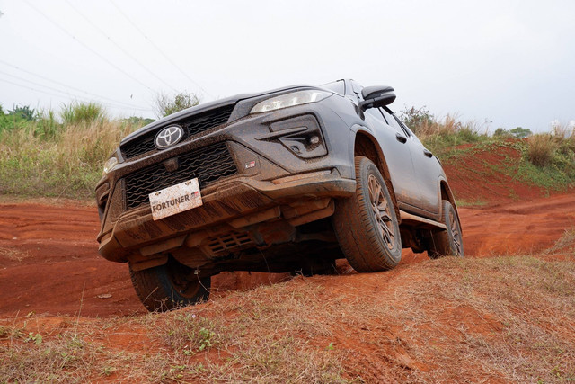 Jajal Toyota Fortuner 2.8 4x4 GR-S di medan off road. Foto: Sena Pratama/kumparan