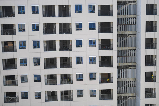 Pekerja menyelesaikan proyek pembangunan rumah susun (rusun) hunian ASN di Ibu Kota Nusantara (IKN), Penajam Paser Utara, Kalimantan Timur, Jumat (13/09/2024). Foto: M Risyal Hidayat/ANTARA FOTO
