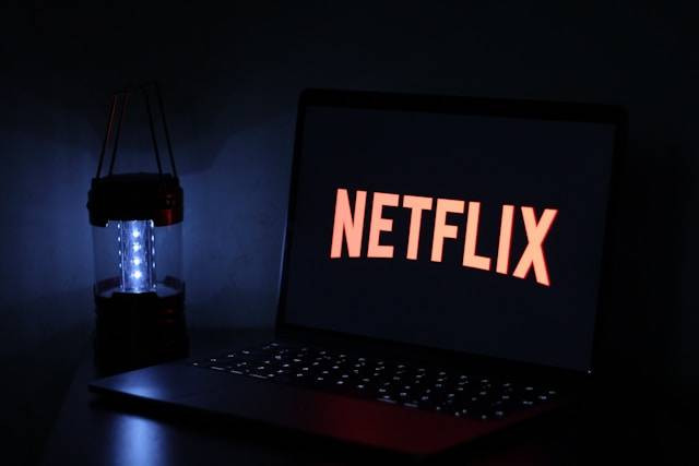 Ilustrasi Cara Langganan Netflix. Foto: dok. Unsplash/Samet Özer
