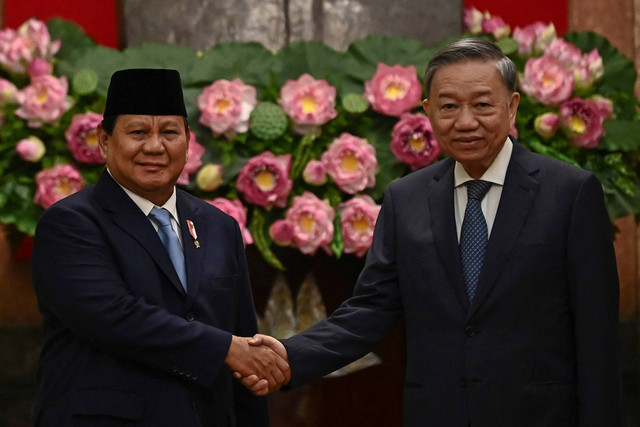 Menteri Pertahanan sekaligus Presiden terpilih Republik Indonesia Prabowo Subianto (kiri) berbincang dengan To Lam saat pertemuan di Hanoi, Vietnam, Jumat (13/9/2024). Foto: Nhac NGUYEN/AFP