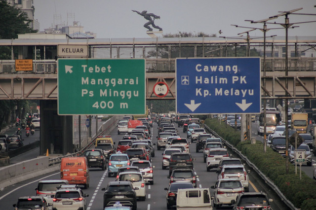 Suasana lalu lintas tol dalam kota di Jalan Gatot Subroto, Jakarta, Sabtu (14/9/2024). Periode libur panjang atau long weekend Maulid Nabi Muhammad Saw terjadi sejak Jumat (13/9) hingga Senin (16/9). Foto: Jamal Ramadhan/kumparan