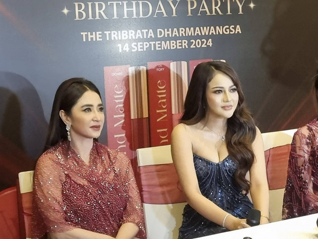 Dewi Perssik Terima Hadiah Gaun Senilai Ratusan Juta dari Penggemar. Foto: Aprilandika Pratama/kumparan