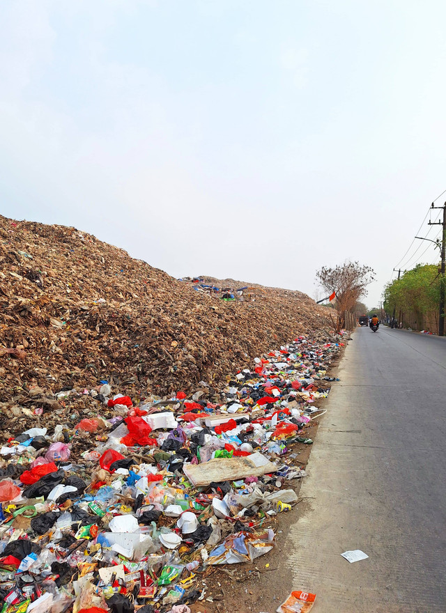 Sumber gambar: Penulis. Tumpukan sampah memenuhi hingga sisi jalan di sekitaran Tempat Pemrosesan Akhir (TPA) Rawa Kucing