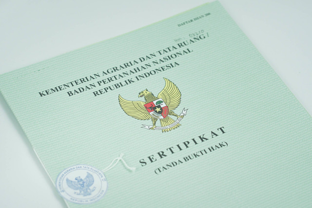 Ilustrasi sertifikat tanah. Foto: Shutterstock