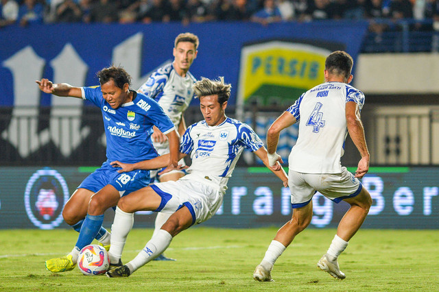 Pemain Persib Bandung Adam Alis berebut bola dengan pemain PSIS Semarang Alfreandra Dewangga pada pertandingan Liga 1 di Stadion Si Jalak Harupat, Bandung, Minggu (15/9/2024). Foto: Raisan Al Farisi/ANTARA FOTO