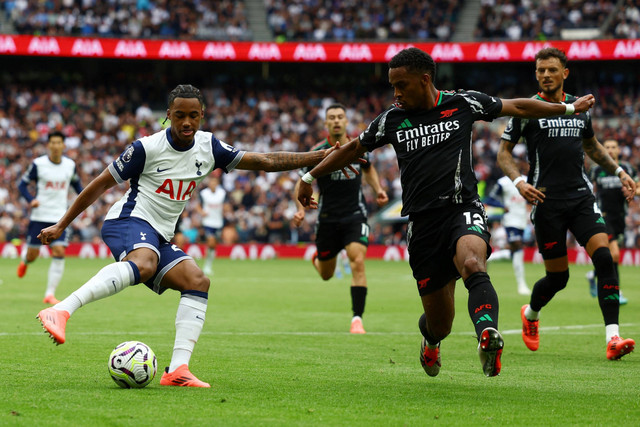 Pemain Tottenham Hotspur Wilson Odobert berusaha melewati pemain Arsenal Jurrien Timber pada pertandingan Liga Inggris di Tottenham Hotspur Stadium, London, Inggris, Minggu (15/9/2024).
 Foto: Matthew Childs/ REUTERS