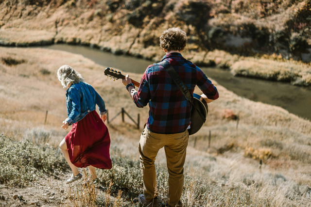 Ilustrasi Rekomendasi Lagu Romantis. Foto: Unsplash/Genessa Panainte