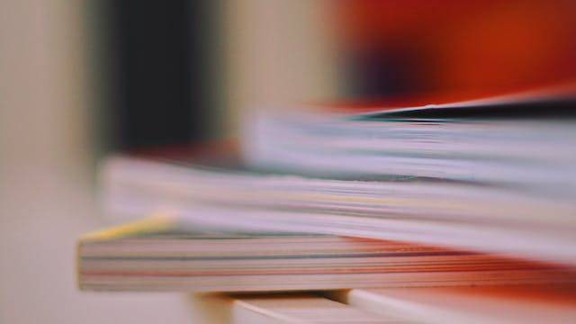 Ilustrasi Contoh kalimat konjungsi tambahan pula. Sumber: pexels.com/Atomlaborblog