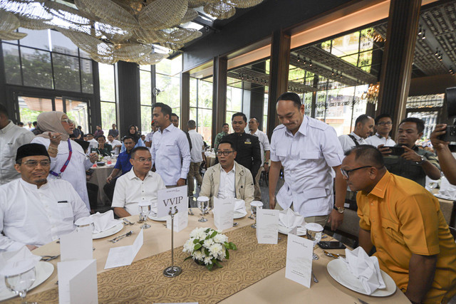 Ketua Timses Ridwan Kamil-Suswono, Ahmad Riza Patria, Ketua Harian DPP Gerindra Sufi Dasco Ahmad dan Pasangan Bacalon Gubernur dan Wakil Gubernur Jakarta Ridwan Kamil-Suswono tiba untuk melakukan pertemuan di Senayan, Jakarta, Senin (16/9/2024). Foto: Iqbal Firdaus/kumparan