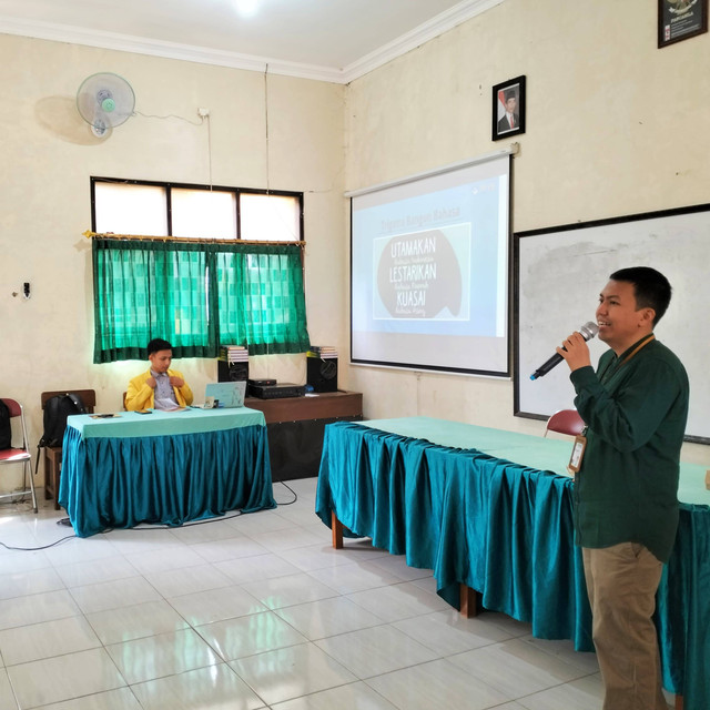 Dr. Muzakki Bashori, S.Pd., M.A. menyampaikan materi Sosialisasi Membaca Nyaring di Gedung Aula SD Pakintelan 03