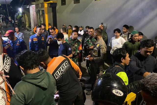 Sejumlah petugas saat mendatangi lokasi penyerangan oleh orang tak dikenal di Jalan Semolowaru Selatan Gang 1, Kecamatan Sukolilo, Surabaya, Senin (16/9/2024). Foto: Dok. Istimewa