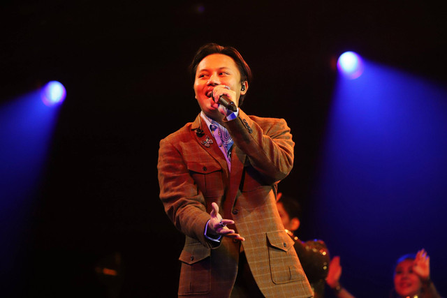 Penampilan Rizky Febian saat konser Lifetime: Tribute to Chrisye di Istora Senayan, Jakarta, Senin (16/9/2024). Foto: Iqbal Firdaus/kumparan