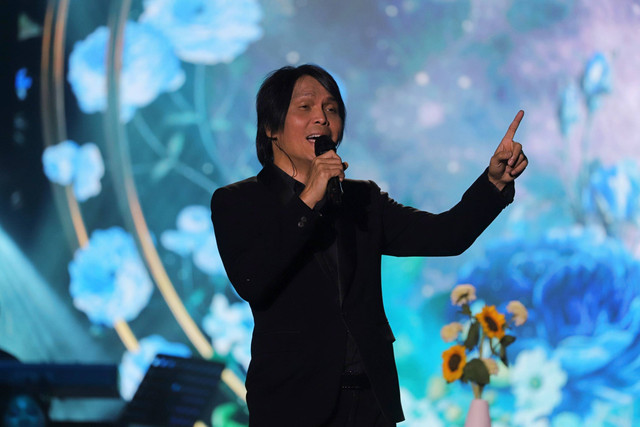 Penampilan Once Mekel saat konser Lifetime: Tribute to Chrisye di Istora Senayan, Jakarta, Senin (16/9/2024). Foto: Iqbal Firdaus/kumparan