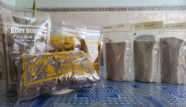 Produk UMKM Kopi Mutiara Alam Kolaborasi dengan Tim PKM Unesa