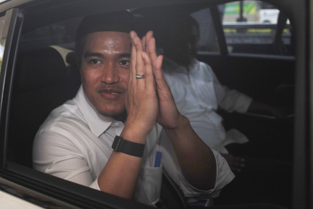 Ketua Umum Partai Solidaritas Indonesia (PSI) Kaesang Pangarep berpamitan ke jurnalis usai memberikan klarifikasi terkait jet pribadi di Gedung ACLC Komisi Pemberantasan Korupsi (KPK), Jakarta, Selasa (17/9/2024). Foto: RENO ESNIR/ANTARA FOTO