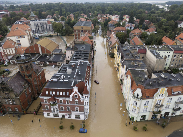 Pemandangan umum yang diambil oleh drone dari area banjir di tepi sungai Nysa Klodzka di Nysa, Polandia, Senin (16/9/2024). Foto: Kacper Pempel/REUTERS