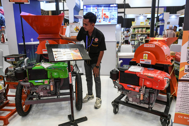 Pekerja memeriksa alat pertanian yang dipamerkan pada Temu Bisnis Aksi Afirmasi Percepatan Peningkatan Penggunaan Produk Dalam Negeri (P3DN) VIII di Indonesia Convention Exhibition (ICE) Serpong, Kabupaten Tangerang, Banten, Selasa (17/9/2024). Foto: Hafidz Mubarak A/Antara Foto 