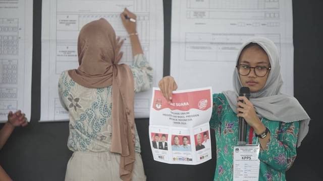 Proses penghitungan suara di TPS Khusus UGM, Rabu (14/2). Foto: Arif UT/Pandangan Jogja